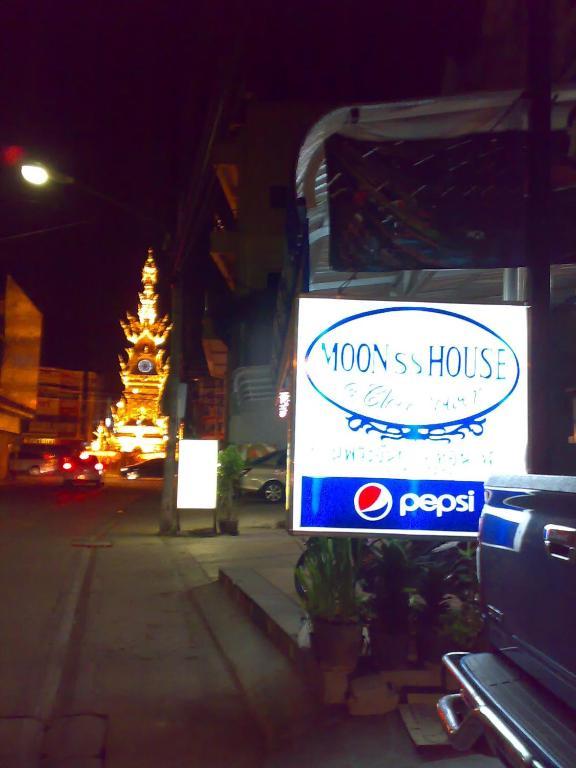 Moon House @ Clock Tower Pansiyon Chiang Rai Dış mekan fotoğraf