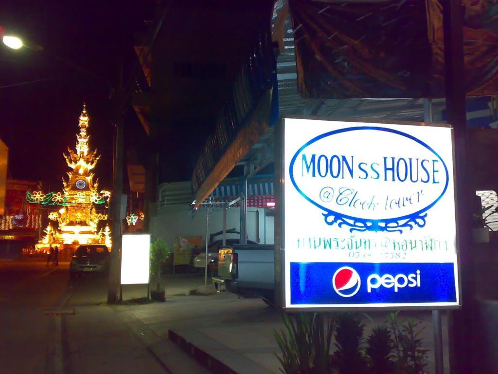 Moon House @ Clock Tower Pansiyon Chiang Rai Dış mekan fotoğraf